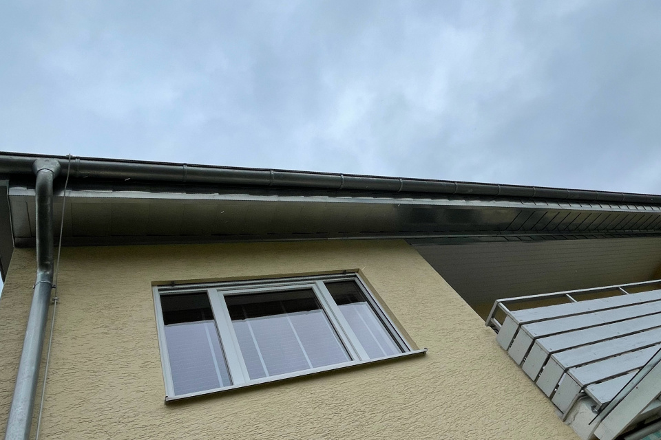 Verkleidung Dachüberstand in Segmenten aus Titanzink – Tuchenbach 