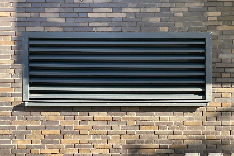 Verkleidung Fenster mit Lamellen aus Aluminium anthrazit (Prefa) – Fürth Poppenreuth 